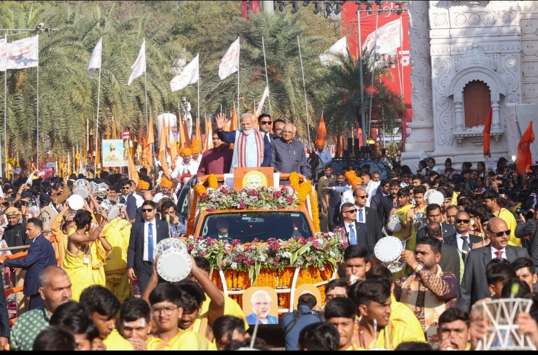 यात्रा में लोगों का अभिवादन स्वीकार करते हुए प्रधानमंत्री मोदी यात्रा में लोगों का अभिवादन स्वीकार करते हुए प्रधानमंत्री मोदी