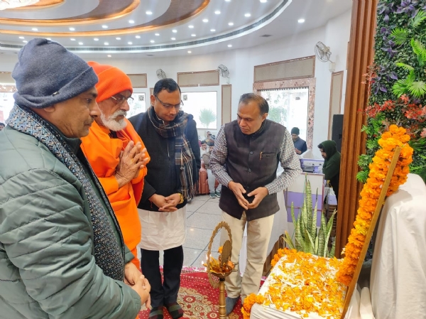 दीप प्रज्जवलित कर गोष्ठी का शुभारंभ करते हुए हुए मुख्य वक्ता।