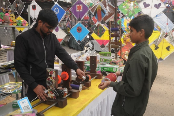 रंग-बिरंगी पतंगों से सजा जयपुर रंग-बिरंगी पतंगों से सजा जयपुर