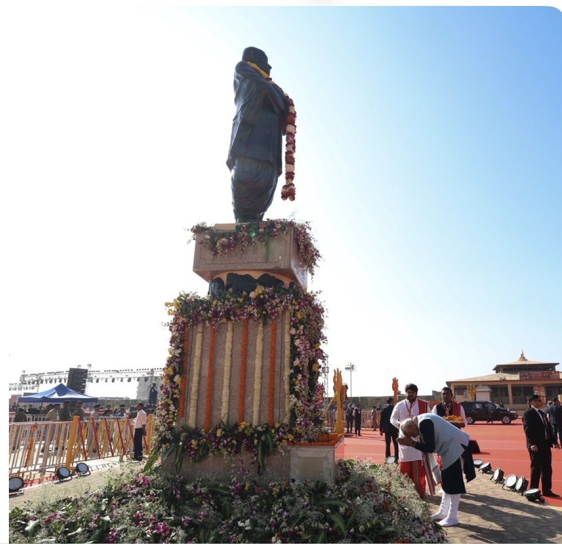 प्रधानमंत्री नरेन्द्र मोदी ने सोमनाथ में मंदिर के लिए योगदान देने वाले वीरों को दी श्रद्धांजलि