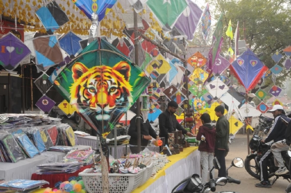 रंग-बिरंगी पतंगों से सजा जयपुर: दामों में 30 प्रतिशत तक बढ़ोतरी रंग-बिरंगी पतंगों से सजा जयपुर: दामों में 30 प्रतिशत तक बढ़ोतरी