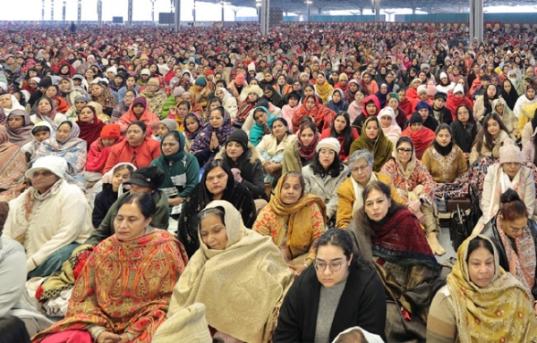 सोनीपत: निरंकारी सतगुरु माता सुदीक्षा जी         महाराज के सानिंध्य में प्रवचन सुनते हुए श्रद्धालु