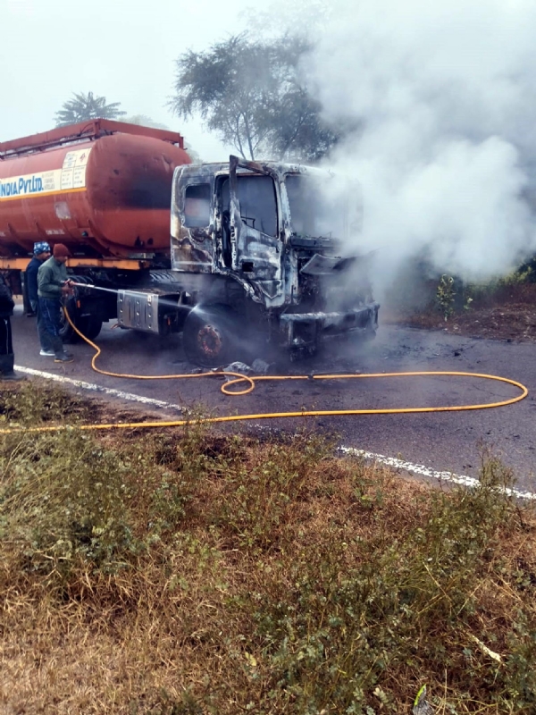 फतेहाबाद। कंटेनर में लगी आग को बुझाते दमकल कर्मचारी।
