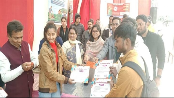 मनोहारी चित्र उकेरकर विद्यार्थियों ने दिया स्वच्छता का संदेश, कलेक्टर ने किया सम्मानित