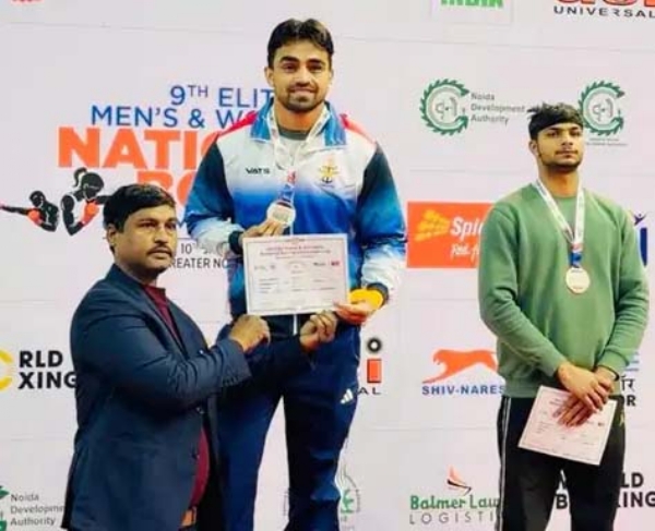 गोल्ड मेडल जीतने पर लोकेश को मेडल और सर्टिफिकेट देते हुए फैडरेशन के लोग।