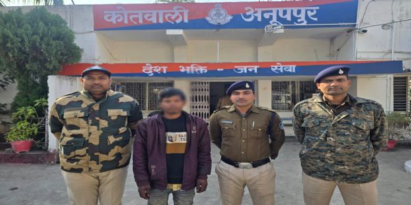 अनूपपुर: रात्रि में दुकान का शटर का ताला तोड़ चोरी के लिए घुसा चोर रंगे हाथो गिरफ्तार