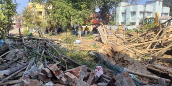 रेलवे ने भंजपुर कॉलोनी से अवैध अतिक्रमण हटाया