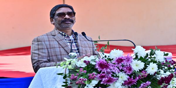 मुख्यमंत्री ने दिशोम गुरु शिबू सोरेन को दी श्रद्धांजलि, चेशायर होम के बच्चों के बीच बांटे ज़रूरी सामान