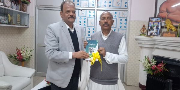 विधानसभा अध्यक्ष को सौंपा दिशोम गुरु के संघर्ष पर लिखी पुस्तक