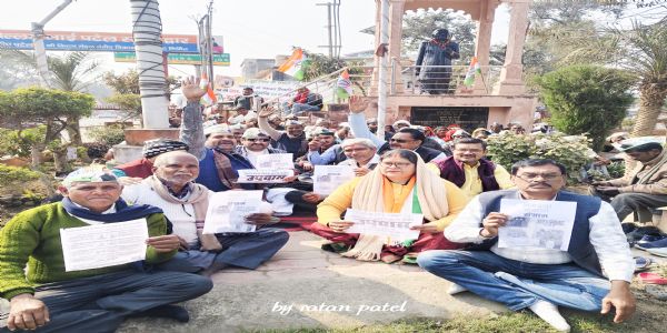 मनरेगा बचाओ संग्राम के पहले दिन पटेल पार्क में उपवास पर बैठे कांग्रेसी