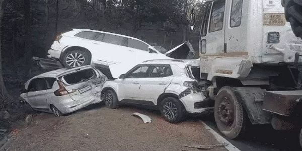 बैतूलः बरेठा घाट पर ट्राले ने चार वाहनों को मारी टक्कर, एएसआई की पत्नी की मौत