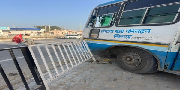 सिरसा: रोडवेज की मिनी बस पलटी, चालक समेत कई यात्री चोटिल