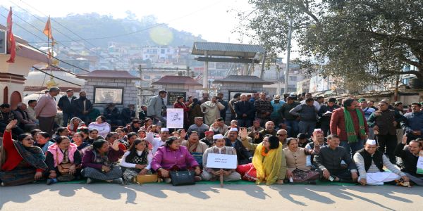 महात्मा गांधी प्रतिमा के आगे उपवास पर बैठे कांग्रेसी, मनरेगा का नाम बदलने के विरोध में दिया धरना