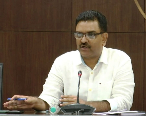 समाज कल्याण विभाग के राज्यमंत्री असीम अरुण समाज कल्याण विभाग के राज्यमंत्री असीम अरुण