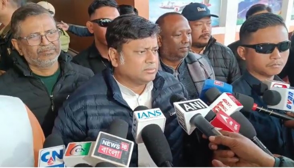 बागडोगरा एयरपोर्ट पर पत्रकारों से बातचीत करते केंद्रीय मंत्री और भाजपा के प्रदेश अध्यक्ष सुकांत मजूमदार बागडोगरा एयरपोर्ट पर पत्रकारों से बातचीत करते केंद्रीय मंत्री और भाजपा के प्रदेश अध्यक्ष सुकांत मजूमदार