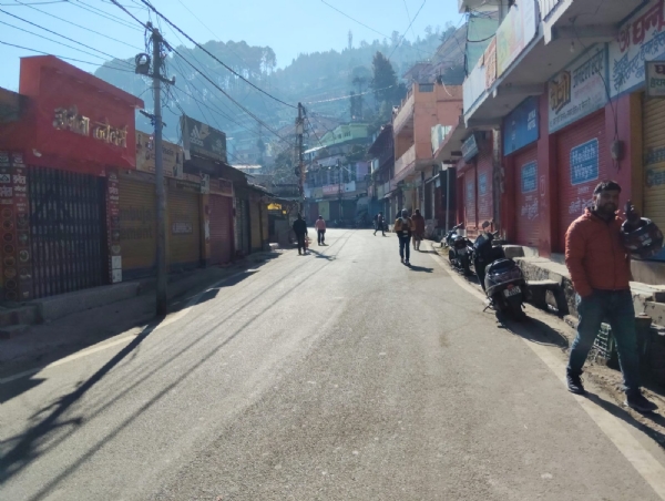 पौड़ी में बाजार बंद ।