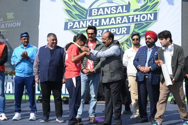 विजेताओं को सम्मानित करते हुए उप मुख्यमंत्री साव