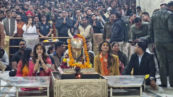 फिल्म अभिनेत्री शिल्पा शेट्टी एवं शमिता शेट्टी ने किए महाकालेश्वर दर्शन उज्जैन। फिल्म अभिनेत्री शिल्पा शेट्टी एवं शमिता शेट्टी ने किए महाकालेश्वर दर्शन उज्जैन।