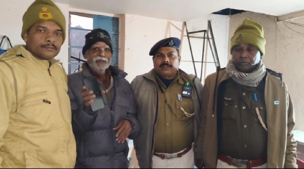 मोबाइल के साथ बुजुर्ग