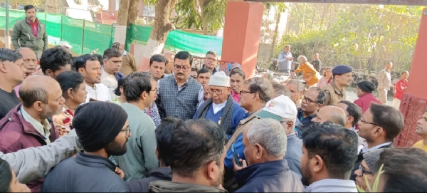 सीतारामडेरा थाना का घेराव, विधायक सरयू राय पहुंचे