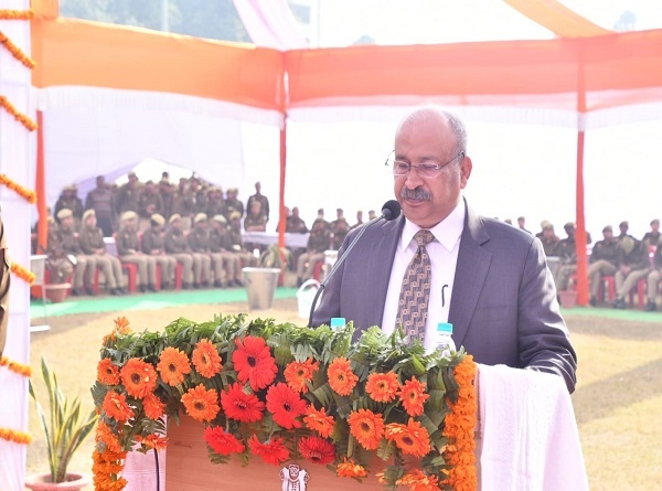 पुलिस कर्मियों को संबोधित करते डीजीपी