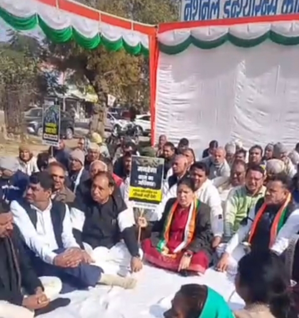 झज्जर में धरना देते जिला कांग्रेस के नेता व कार्यकर्ता।