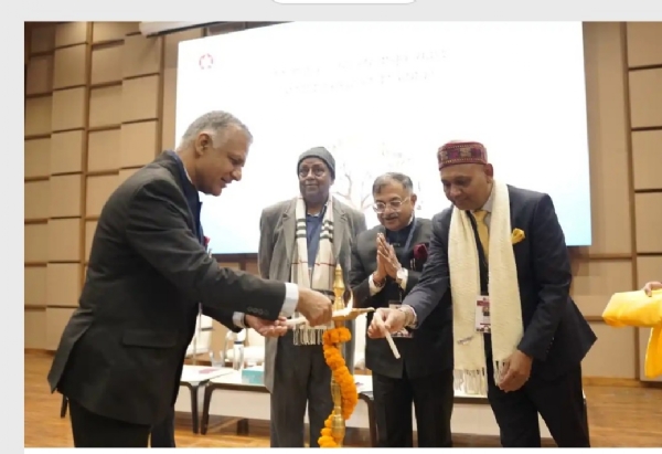 संगोष्ठी सत्र का शुभारंभ करते कुलपति संगोष्ठी सत्र का शुभारंभ करते कुलपति