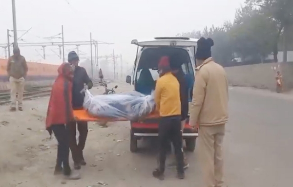 सोनीपत: मृतक युवक का शव ले जाते हुए सोनीपत: मृतक युवक का शव ले जाते हुए