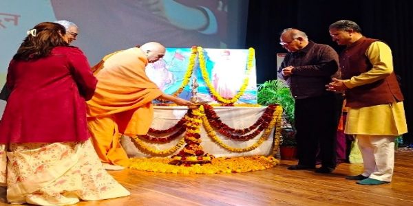 कार्यक्रम का शुभारंभ करते अतिथि। कार्यक्रम का शुभारंभ करते अतिथि।