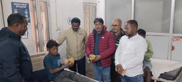 शिबू सोरेन की जयंती पर झामुमो ने अस्पताल में किया फल वितरण