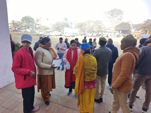 परीक्षा केंद्र पर बायोमीट्रिक जांच के बाद प्रवेश करतीं स्वास्थ्य कार्यकर्ता (महिला) मुख्य परीक्षा की अभ्यर्थी।