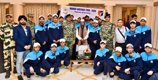 राज्यपाल से लोकभवन में कश्मीर के विद्यार्थियों ने की मुलाकात राज्यपाल से लोकभवन में कश्मीर के विद्यार्थियों ने की मुलाकात