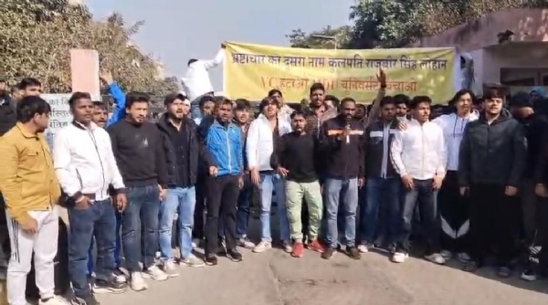 फोटो कैप्शन 12आरटीके4 : एमडीयू में शिक्षक भर्ती के विरोध में प्रदर्शन करते छात्र संगठनों के सदस्य ----------