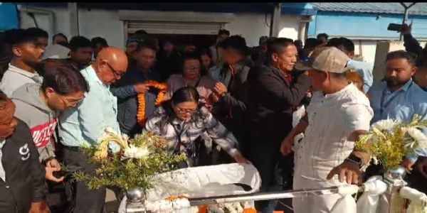 अंतिम श्रद्धांजलि देते प्रशांत तामांग को परिवार के सदस्य