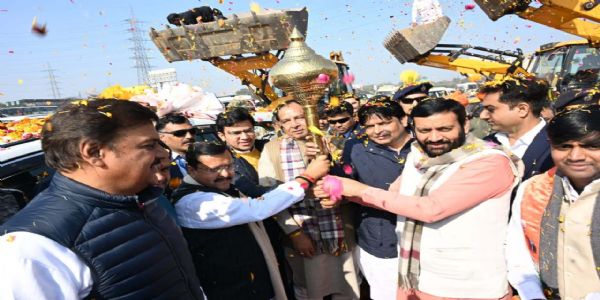 गुरुग्राम में पहुंचे भाजपा के कार्यकारी राष्ट्रीय अध्यक्ष नितिन नबीन का गदा भेंट करके स्वागत करते मुख्यमंत्री नायब सिंह सैनी। गुरुग्राम में पहुंचे भाजपा के कार्यकारी राष्ट्रीय अध्यक्ष नितिन नबीन का गदा भेंट करके स्वागत करते मुख्यमंत्री नायब सिंह सैनी।