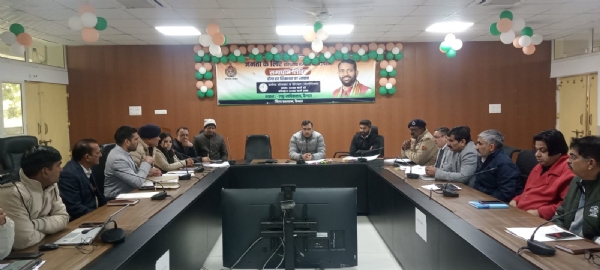 लघु सचिवालय के सभागार में अधिकारियाें की बैठक लेते एडीसी डा. सुशील कुमार