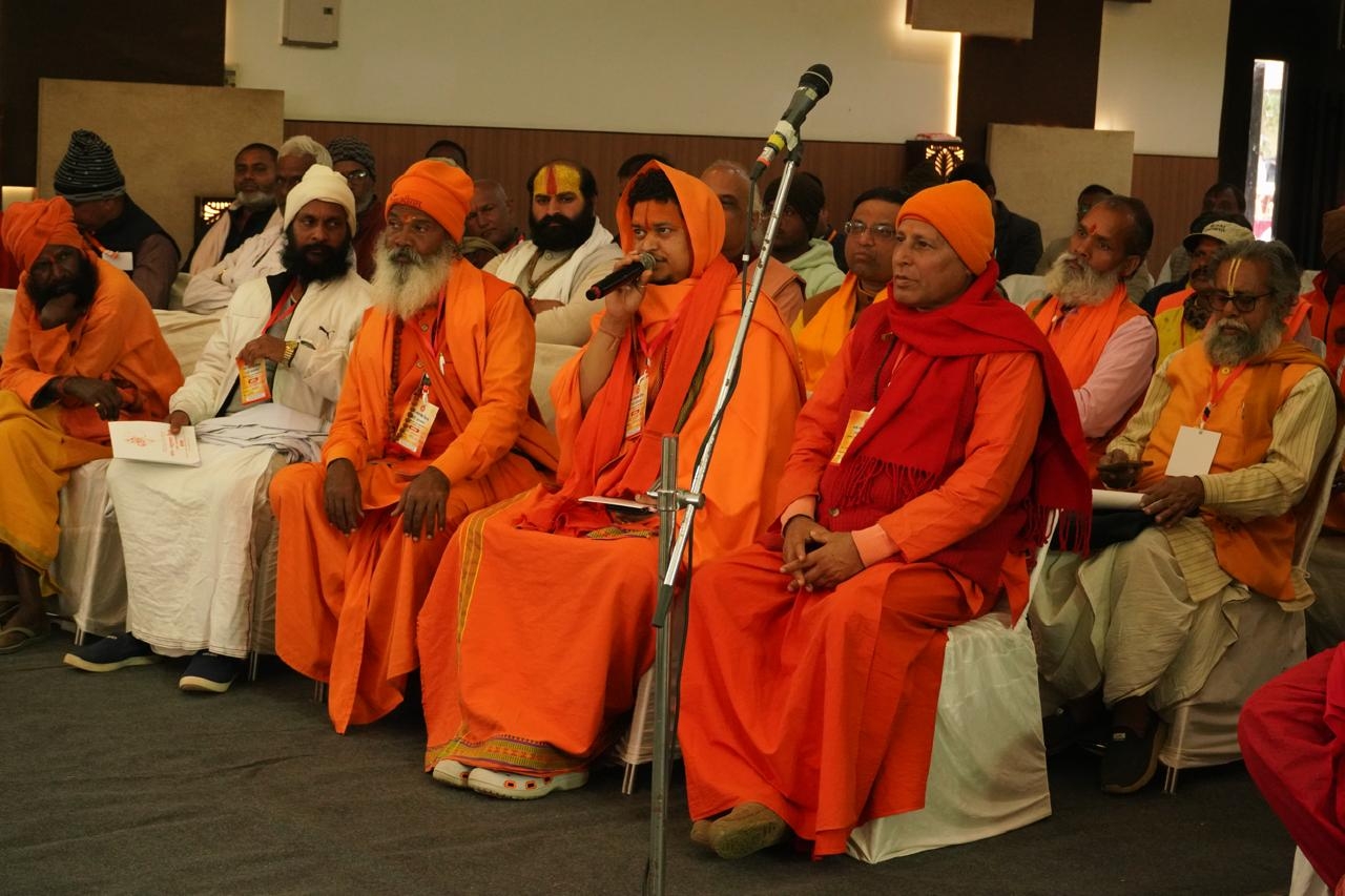 कार्यक्रम में मौजूद संत