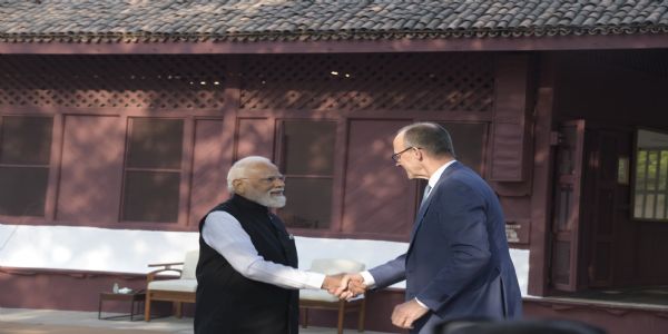 गांधी आश्रम पहुंचे प्रधानमंत्री मोदी और जर्मन चांसलर, महात्मा गांधी को अर्पित की श्रद्धांजलि