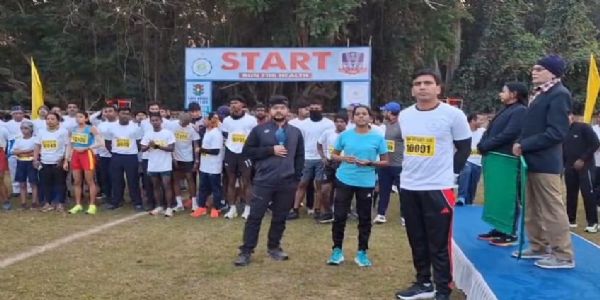 मोबाइल से दूरी, सेहत से दोस्ती : विवेकानंद जयंती पर ‘रन फॉर हेल्थ’ मैराथन