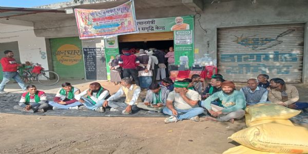 खाद की कालाबाजारी के खिलाफ किसानों ने दिया धरना