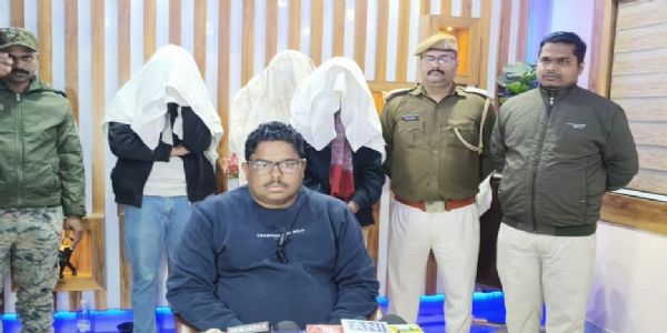 वन्यजीव तस्करी का खुलासा, 35 तोते के साथ तीन आरोपित गिरफ्तार