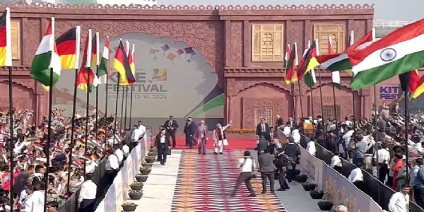 साबरमती में पतंगोत्सव, प्रधानमंत्री नरेन्द्र मोदी संग जर्मन चांसलर फ्रेडरिक मर्ज ने उड़ाई हनुमान पतंग