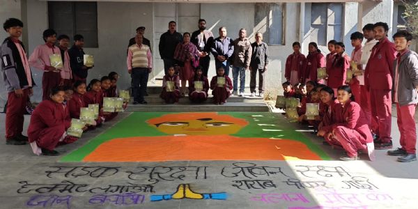 छात्राओं ने रंगोली बनाकर स्‍वामी विवेकानंद को दी श्रद्धांजलि