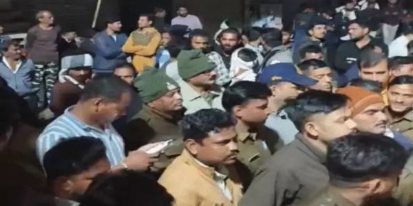 खरगोनः कसरावद में हिन्दू संगठनों ने किया चक्काजाम, पुलिस पर बेवजह मारपीट का आरोप