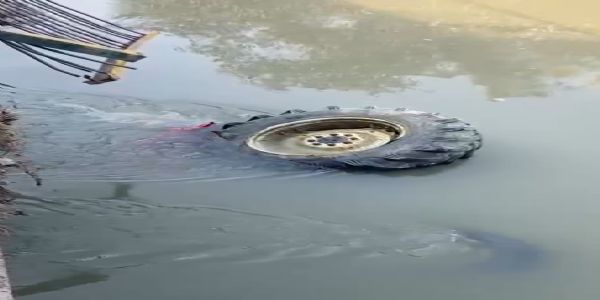 अनियंत्रित ट्रैक्टर-ट्रॉली रामगंगा नहर में गिरी, चालक की तलाश जारी