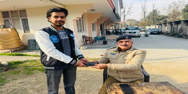ईमानदारी अभी ज़िंदा है! पंडोह के पार्थ वर्मा ने सड़क पर मिला पर्स पुलिस को सौंपकर जीता दिल
