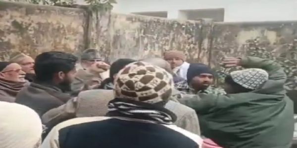 प्रियंका गांधी के जन्मदिन पर भिड़े कार्यकर्ता