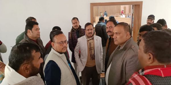 गोरखपुर महोत्सव के पास को लेकर 68 पार्षद धरने पर बैठे, 12 पार्षदों संग अंदर चलती रही बैठक