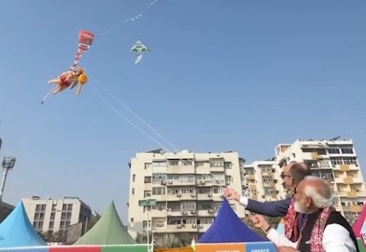 पतंगोत्सव में प्रधानमंत्री नरेन्द्र मोदी संग जर्मन चांसलर फ्रेडरिक मर्ज