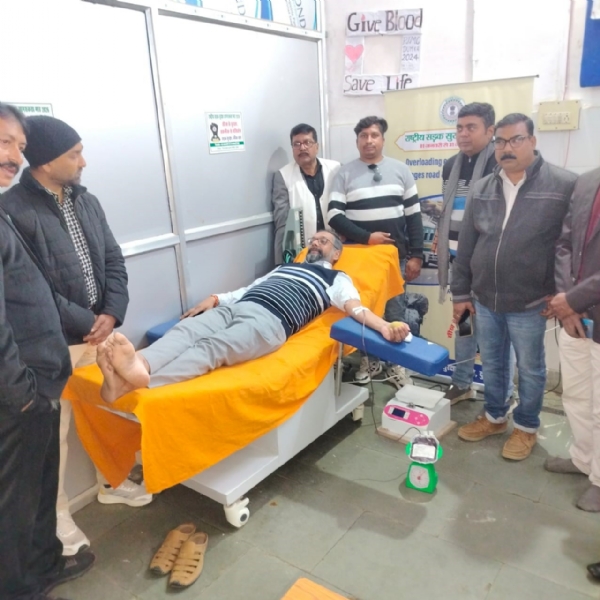 रक्तदान करते डीटीओ